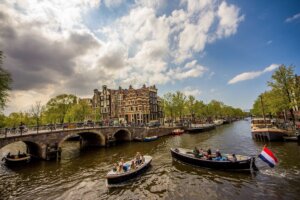 08-08 AmsBru Amsterdam boats in the canal – high_rgb_6788